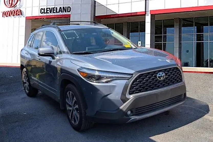 2024 Toyota Corolla Cross XLE photo 1