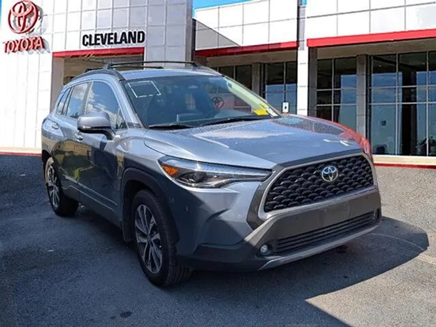 2024 Toyota Corolla Cross XLE photo 1