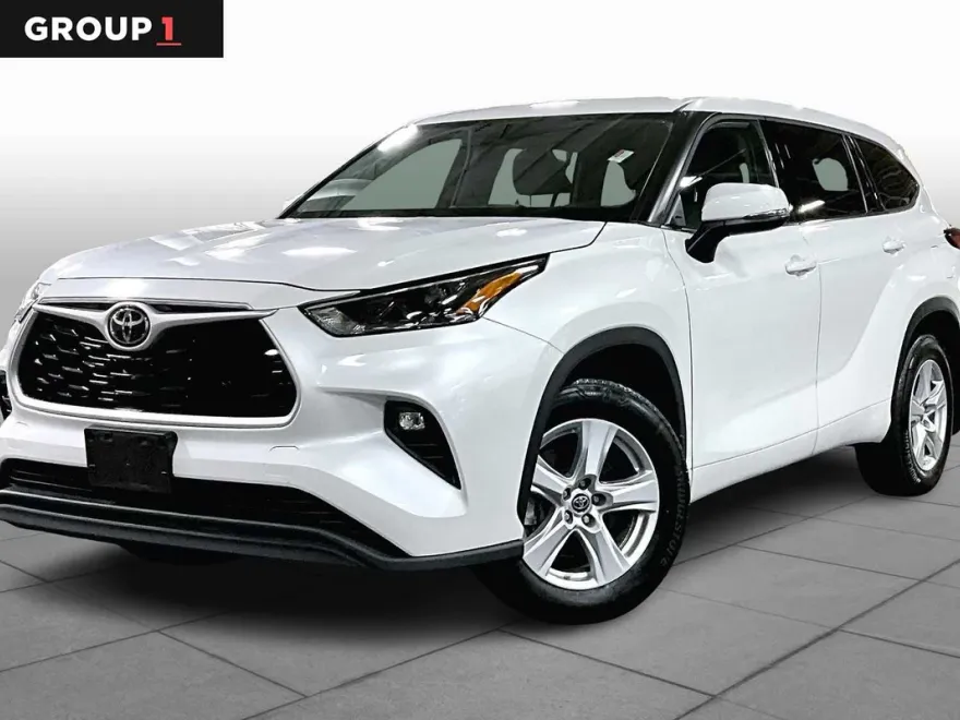 2022 Toyota Highlander LE photo 1