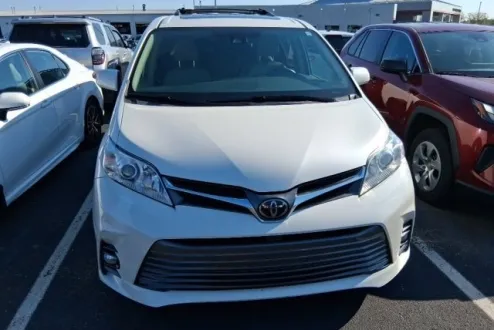 2019 Toyota Sienna XLE Premium photo 2