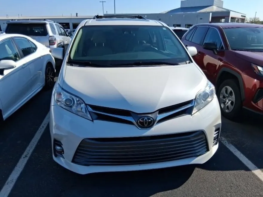 2019 Toyota Sienna XLE Premium photo 2