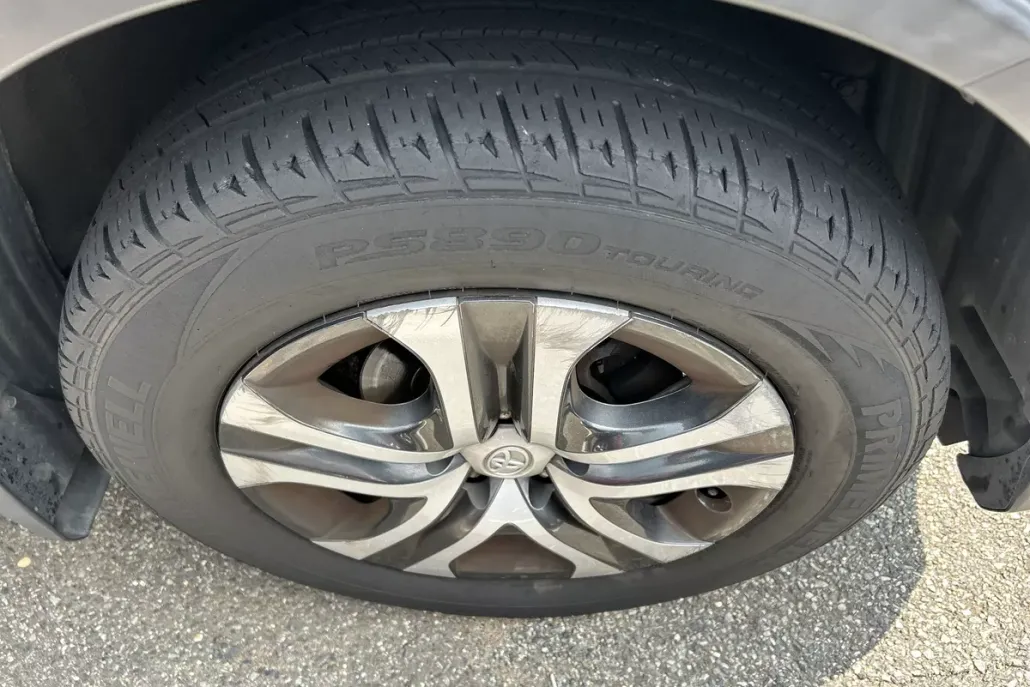 2018 Toyota RAV4 LE photo 1