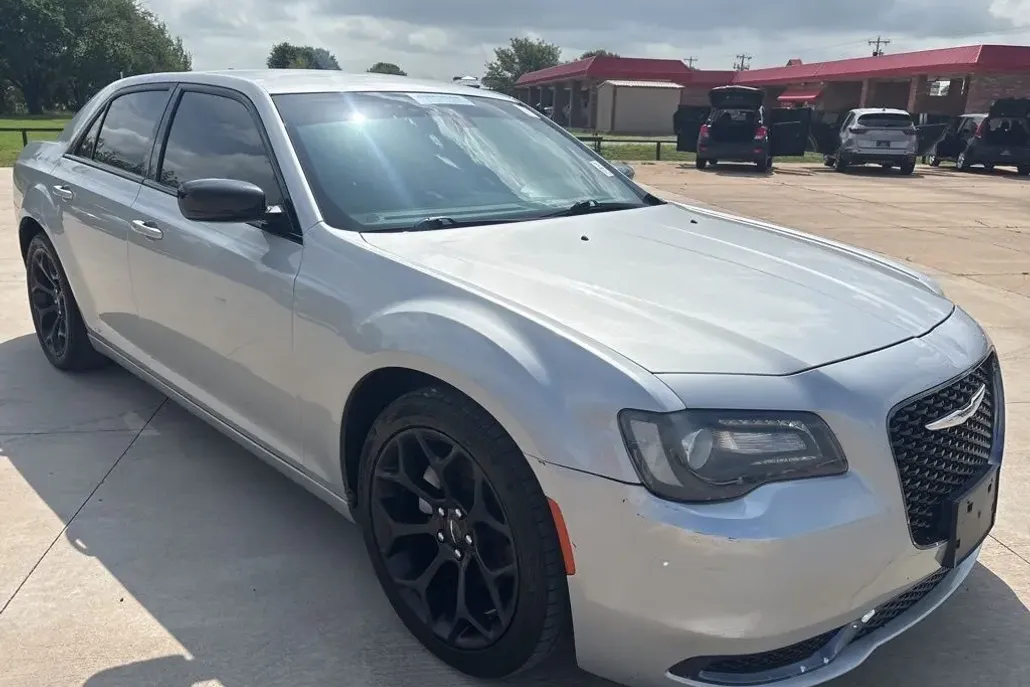 2020 Chrysler 300 Touring photo 1