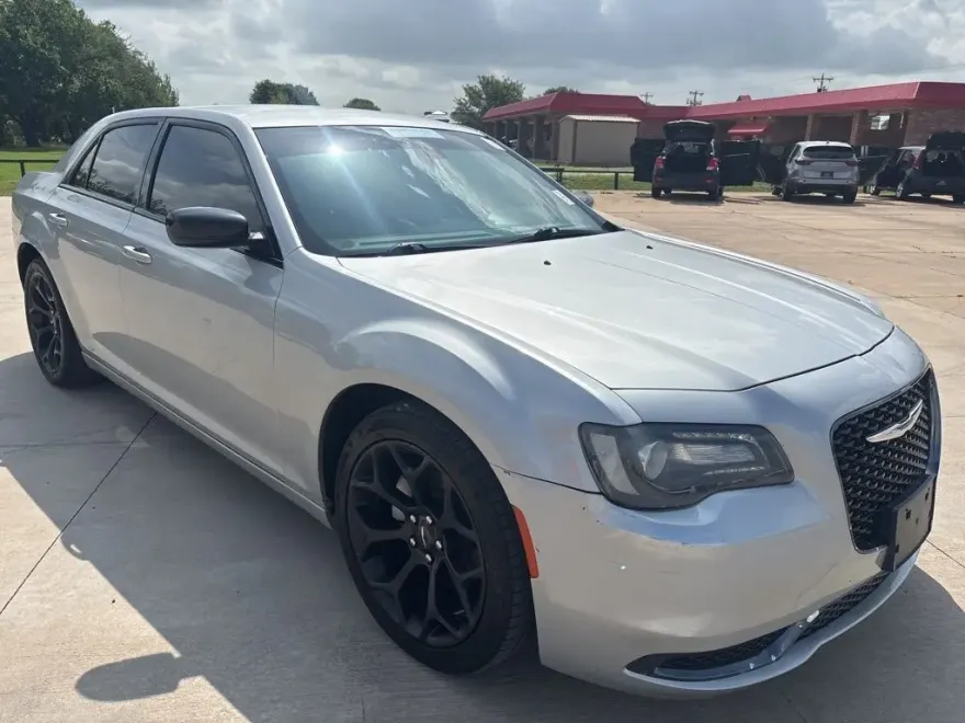 2020 Chrysler 300 Touring photo 1