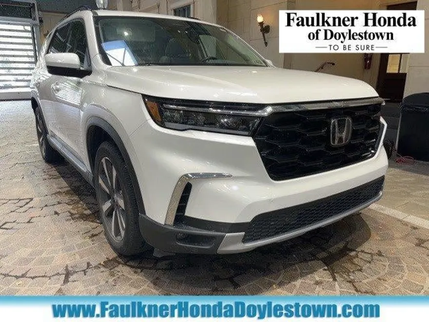 2023 Honda Pilot Touring photo 1