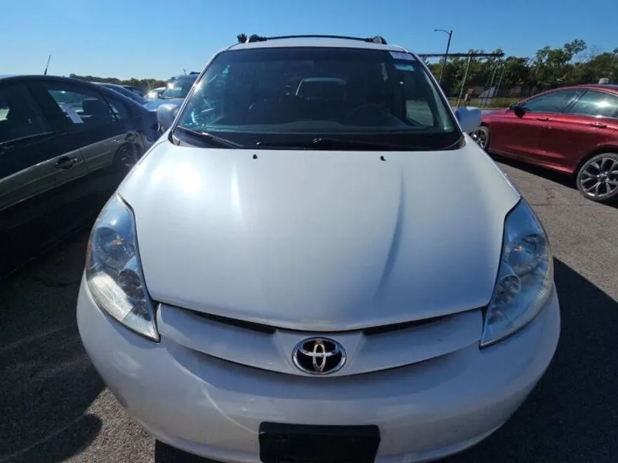 2010 Toyota Sienna XLE photo 1
