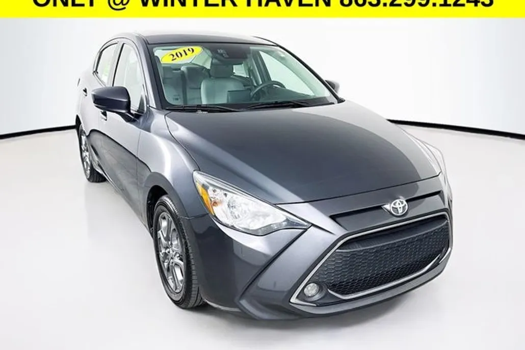 2019 Toyota Yaris LE photo 1
