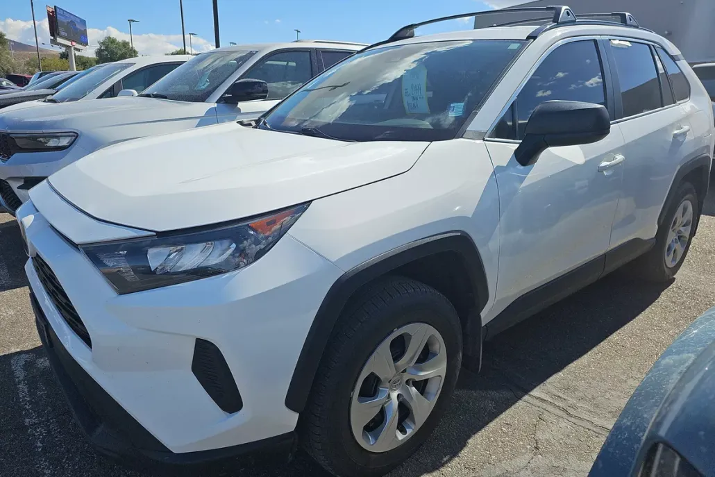 2020 Toyota RAV4 LE photo 1
