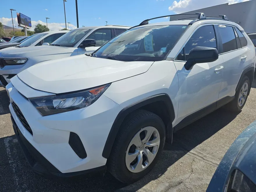 2020 Toyota RAV4 LE photo 1