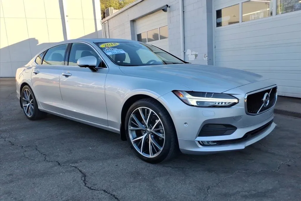 2018 Volvo S90 T5 Momentum photo 1