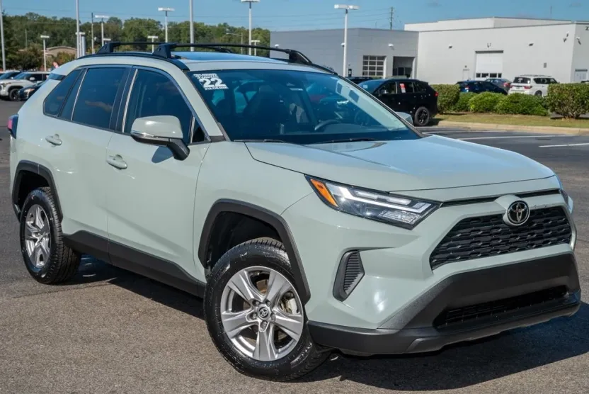 2022 Toyota RAV4 XLE photo 1