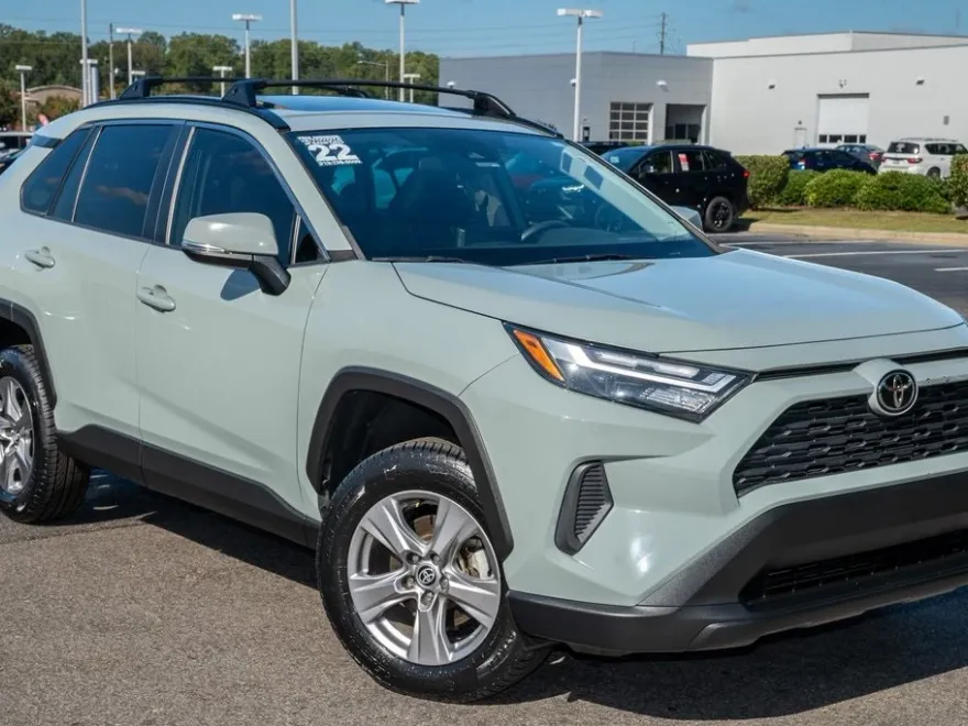 2022 Toyota RAV4 XLE photo 1