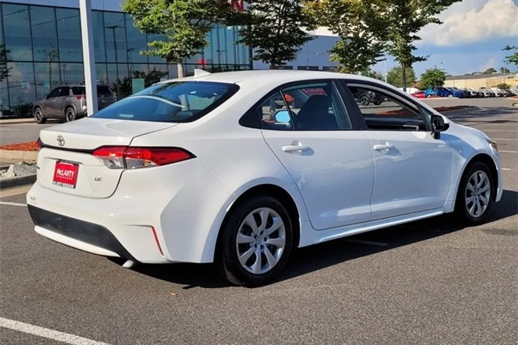 2022 Toyota Corolla LE photo 1