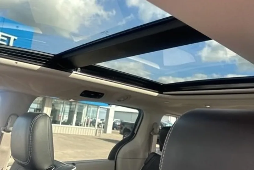 2024 Chrysler Pacifica Limited photo 1