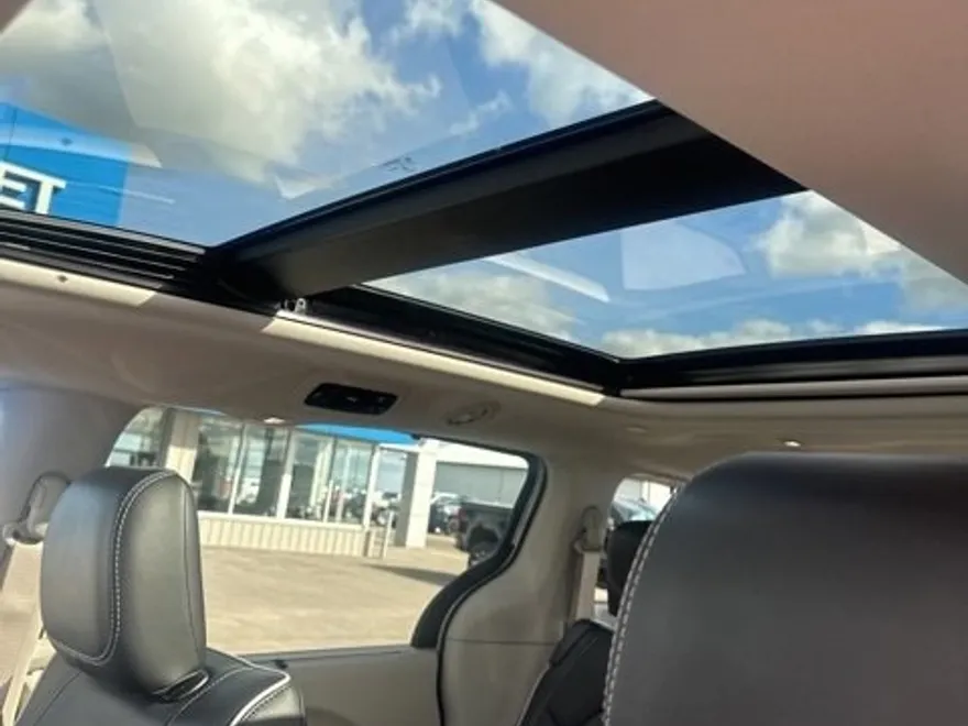 2024 Chrysler Pacifica Limited photo 1