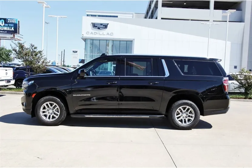 2023 Chevrolet Suburban LT photo 1