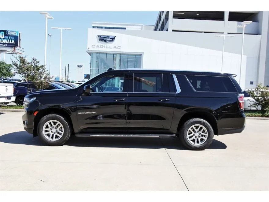 2023 Chevrolet Suburban LT photo 1