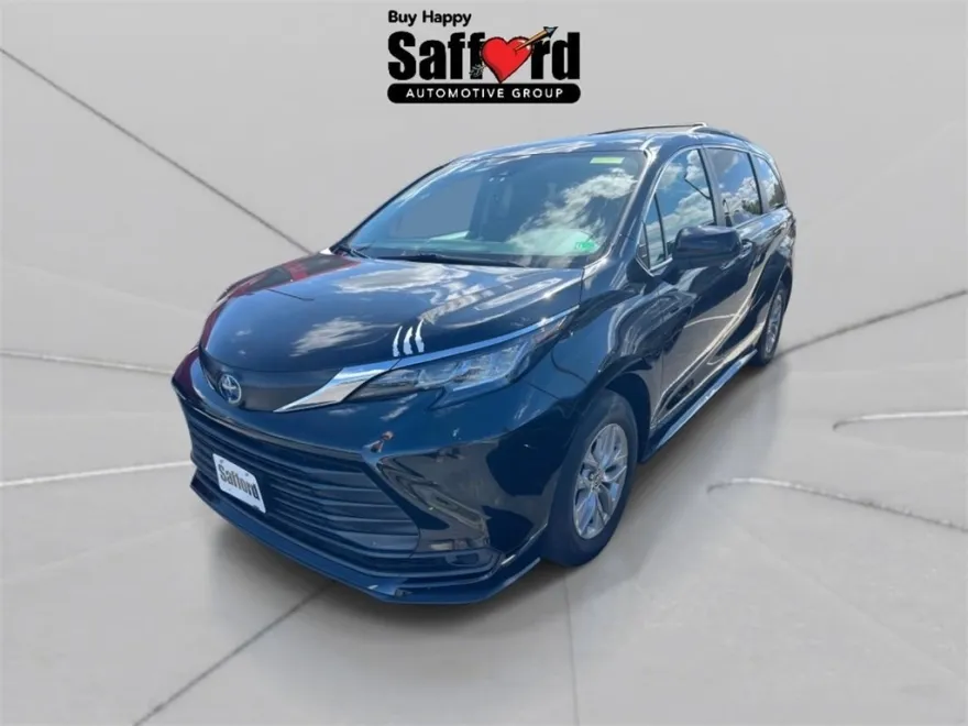 2022 Toyota Sienna LE photo 1