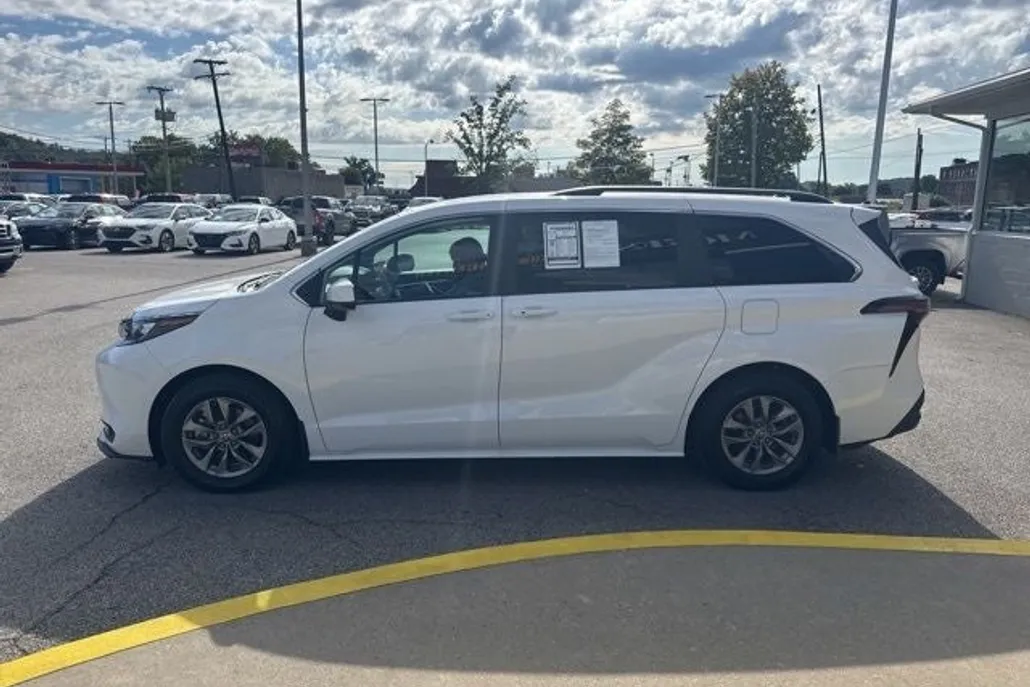 2024 Toyota Sienna LE photo 1