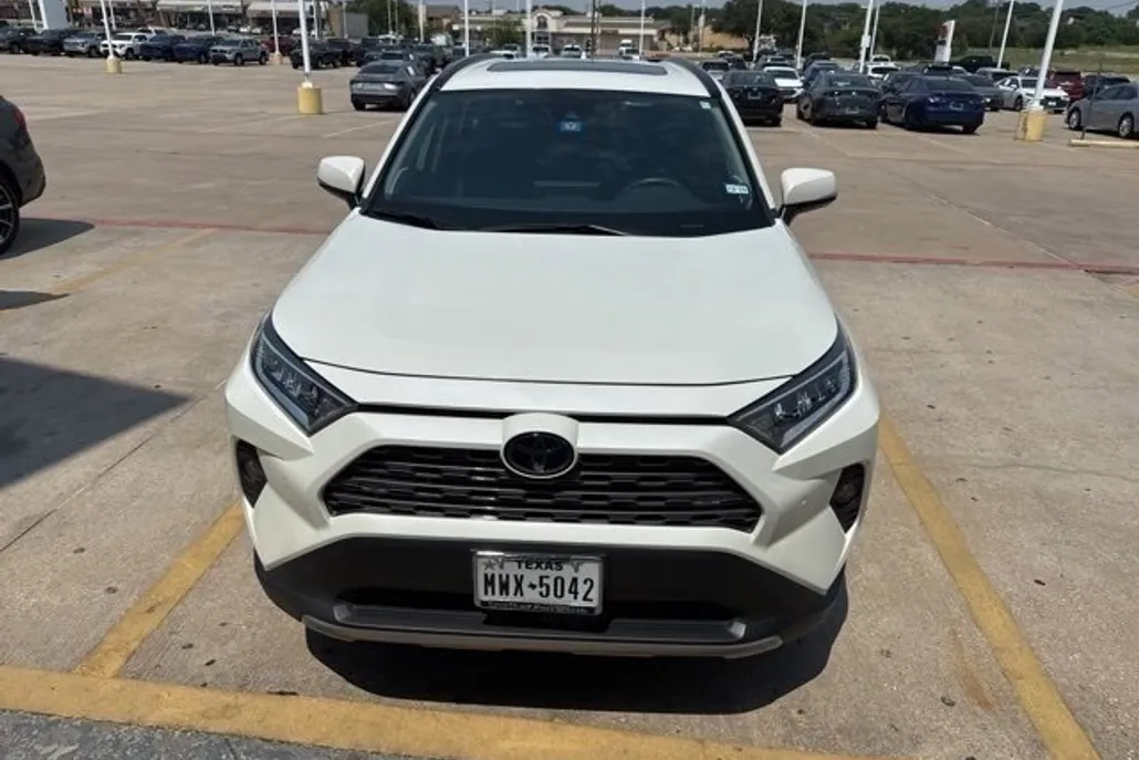 2020 Toyota RAV4 Limited photo 1