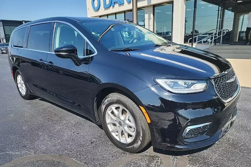 2024 Chrysler Pacifica Touring L photo 1