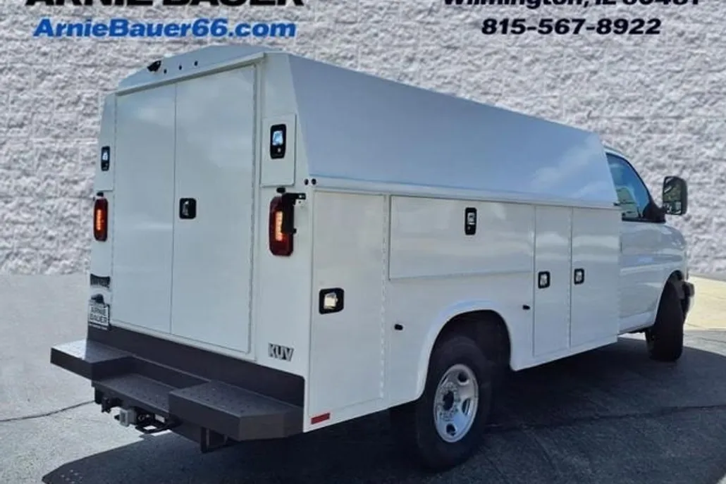 2025 Chevrolet Express Cutaway 3500 photo 1