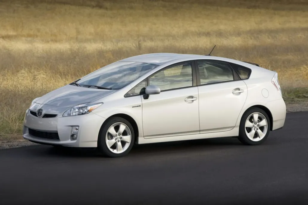 2010 Toyota Prius Four photo 1