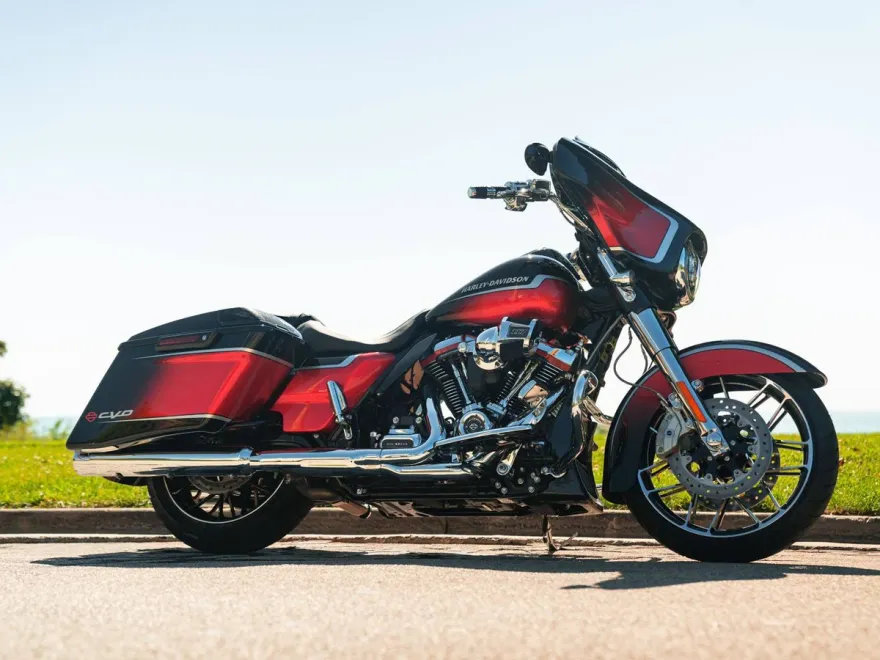 2021 Harley Davidson CVO Street Glide photo 1