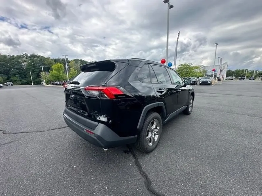 2022 Toyota RAV4 Hybrid XLE photo 1