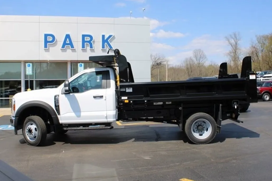 2025 Ford F-550 photo 1