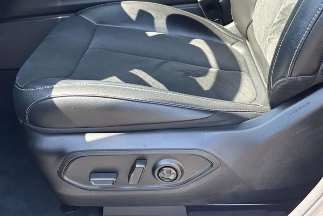 2024 Jeep Grand Cherokee Laredo photo 1