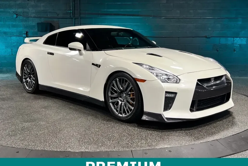 2017 Nissan GT-R Premium photo 1
