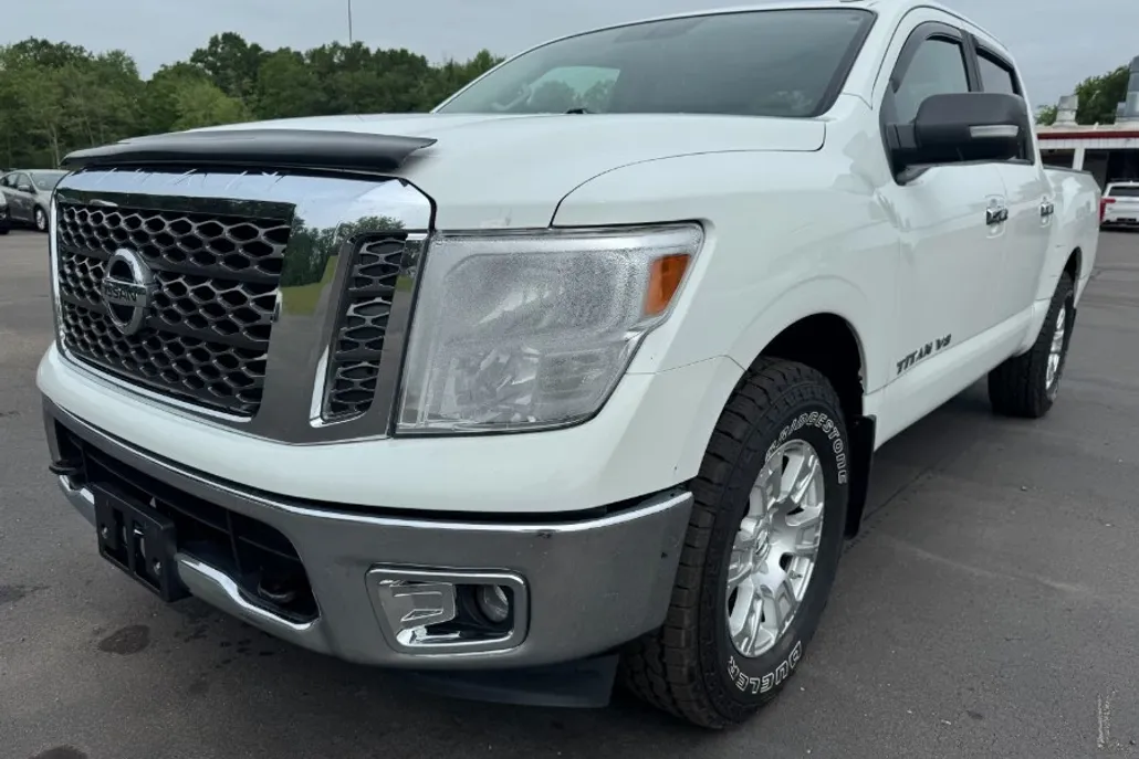 2018 Nissan Titan SV Crew Cab photo 1