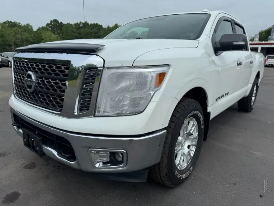 2018 Nissan Titan SV Crew Cab photo 1