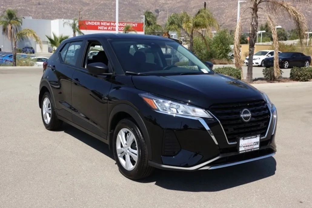 2025 Nissan Kicks Play S photo 1