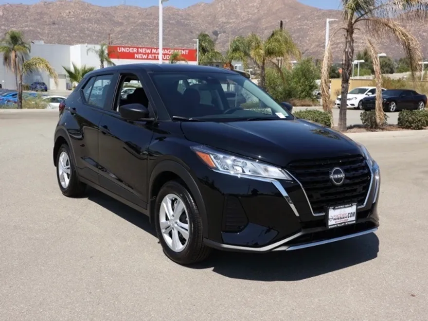 2025 Nissan Kicks Play S photo 1