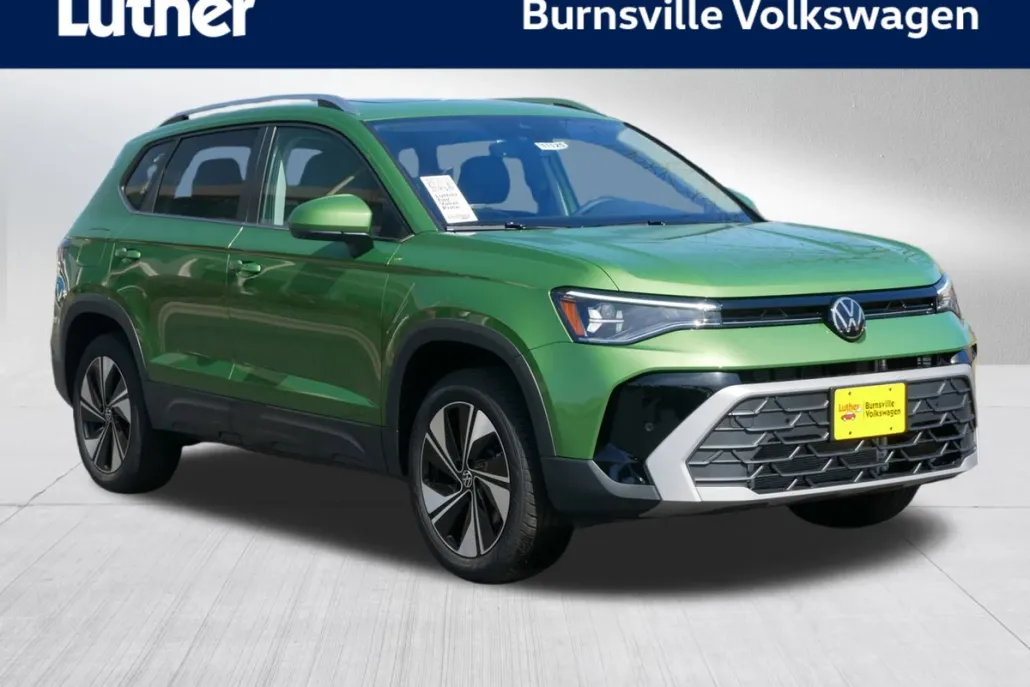 2025 Volkswagen Taos SE photo 1