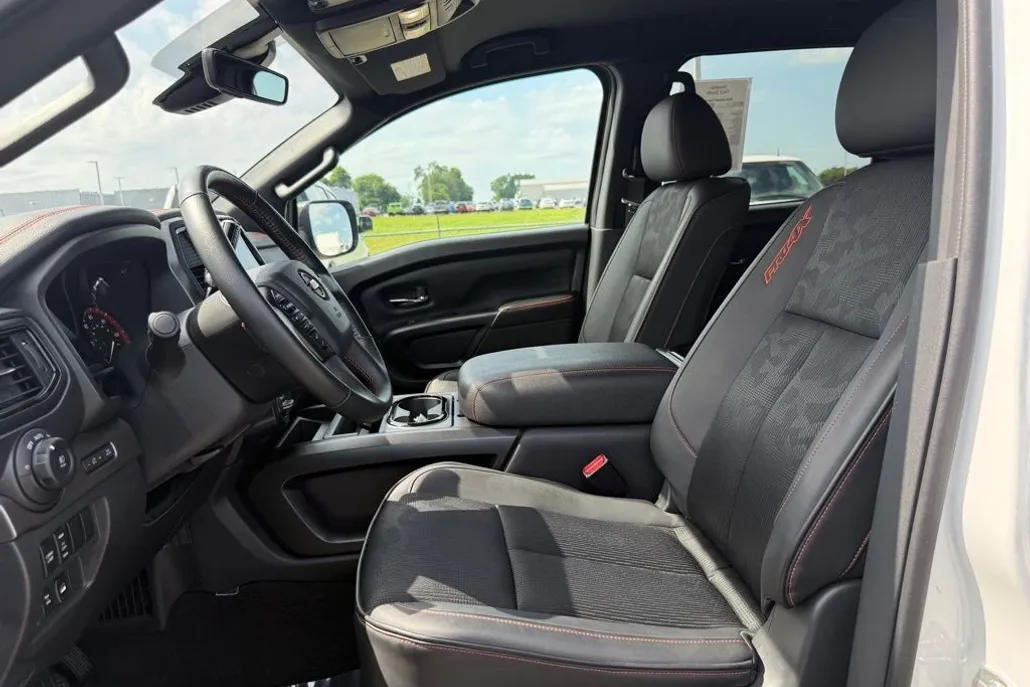 2023 Nissan Titan PRO-4X photo 1