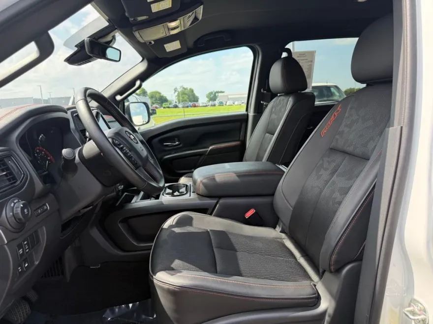 2023 Nissan Titan PRO-4X photo 1