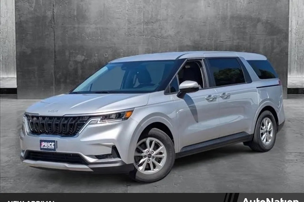 2023 Kia Carnival LX photo 1
