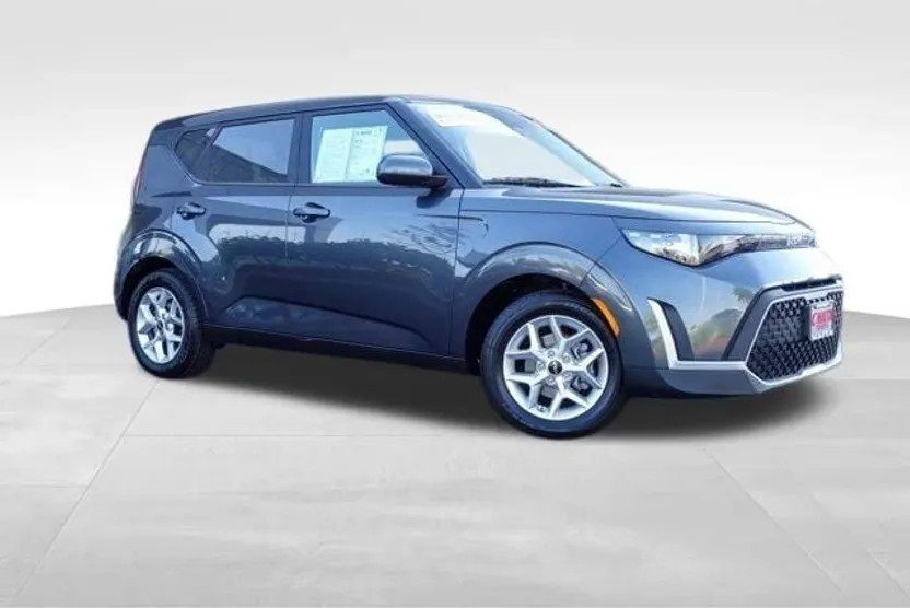 2023 Kia Soul LX photo 1