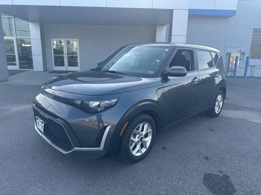 2023 Kia Soul LX photo 1