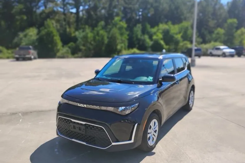 2023 Kia Soul LX photo 1