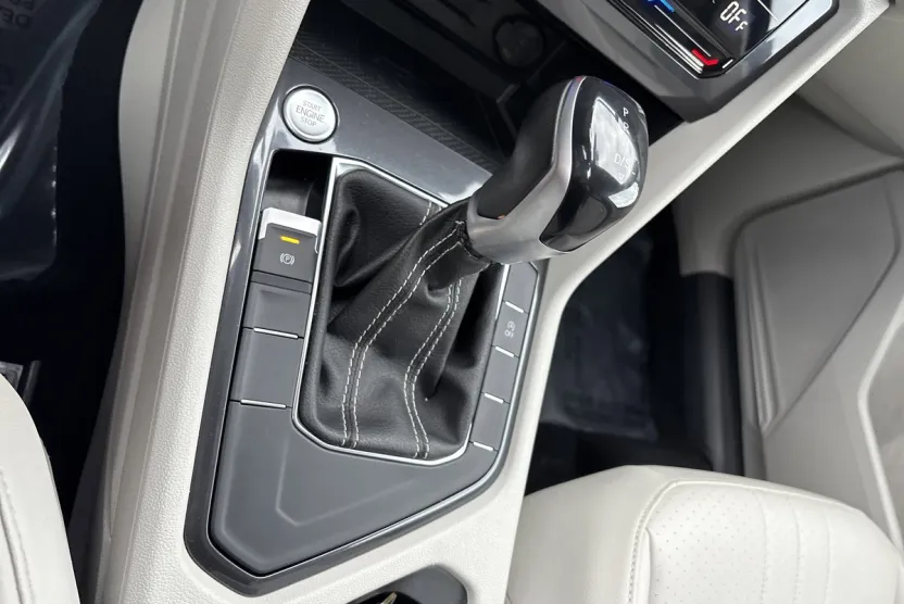 2022 Volkswagen Tiguan SE photo 1
