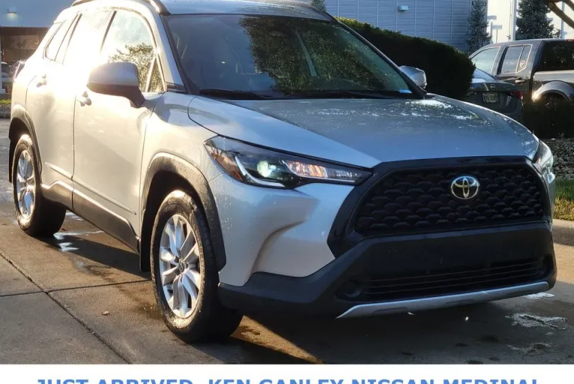 2023 Toyota Corolla Cross LE photo 1
