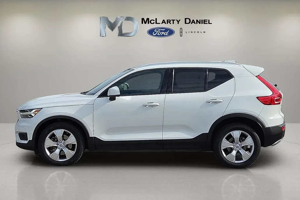 2020 Volvo XC40 Momentum photo 1