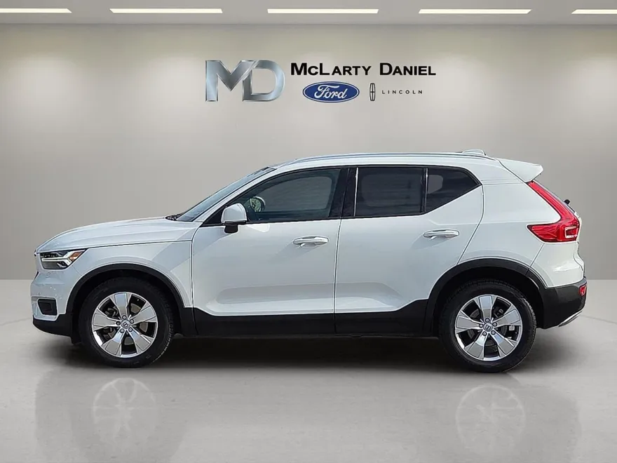 2020 Volvo XC40 Momentum photo 1