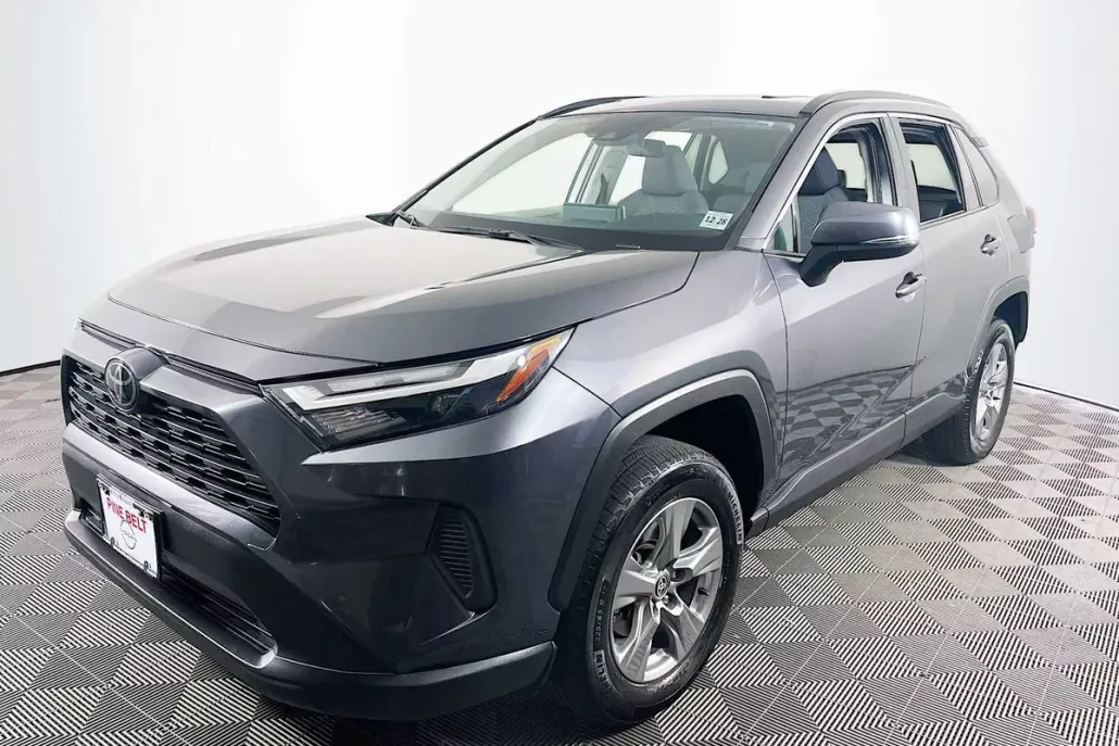2024 Toyota RAV4 XLE photo 1