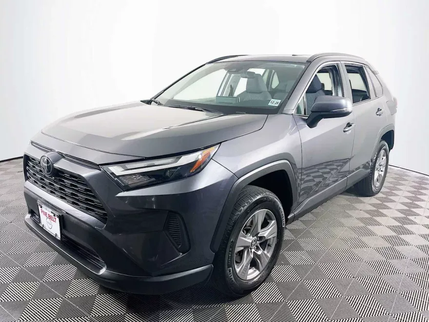 2024 Toyota RAV4 XLE photo 1