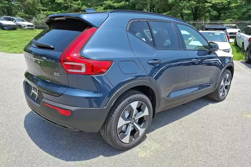 2026 Volvo XC40 Core photo 1